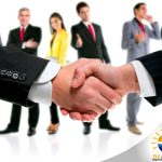 Equipo próspero y exitoso celebrando metas alcanzadas.