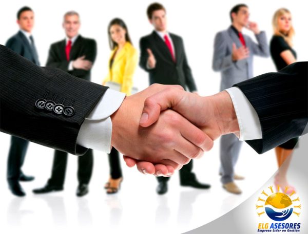 Equipo próspero y exitoso celebrando metas alcanzadas.